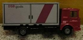 Rød DSB lastbil med DSB Gods container på ladet